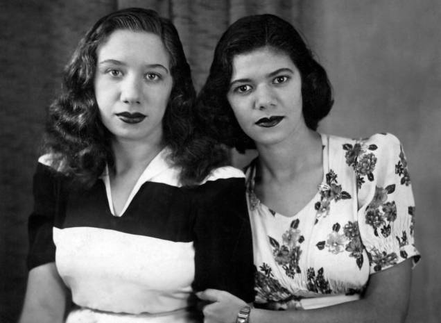 Com a irmã Bela, nos anos 50 Com a irmã Bela, nos anos 50