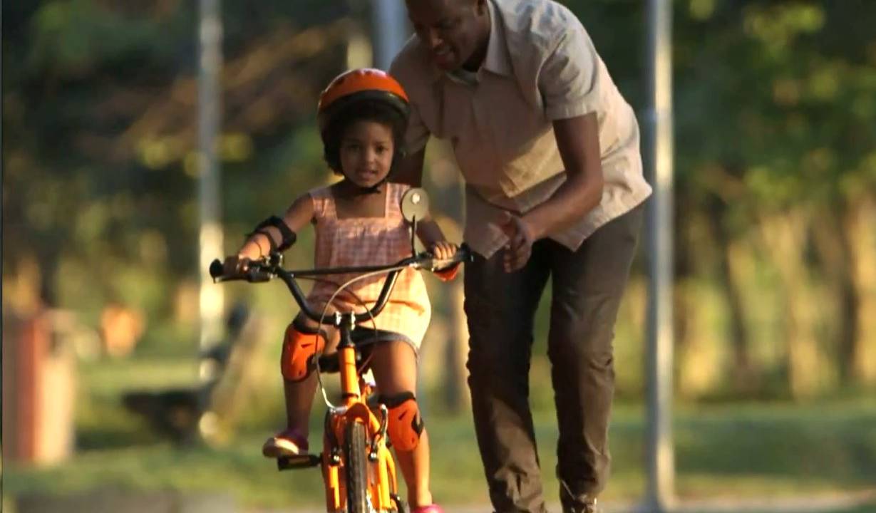 pai e filha bicicleta