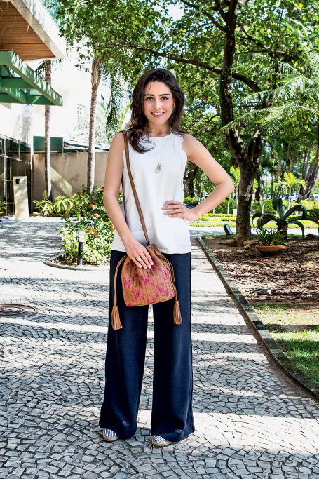 Camila Cunha, 26 anos: a designer de joias apostou na minibag crua com detalhes em rosa para contrastar com a produção preta e branca