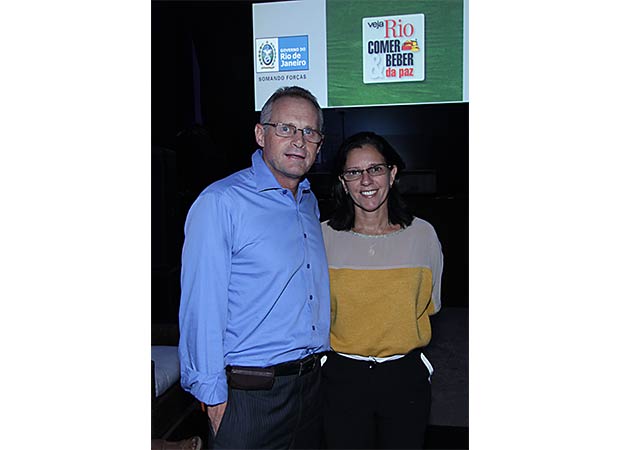 O secretário de segurança pública, José Mariano Beltrame, foi à festa com a mulher<br> O secretário de segurança pública, José Mariano Beltrame, foi à festa com a mulher<br>