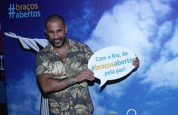 José Junior posa em frente ao backdrop do projeto Rio de Braços Abertos<br>