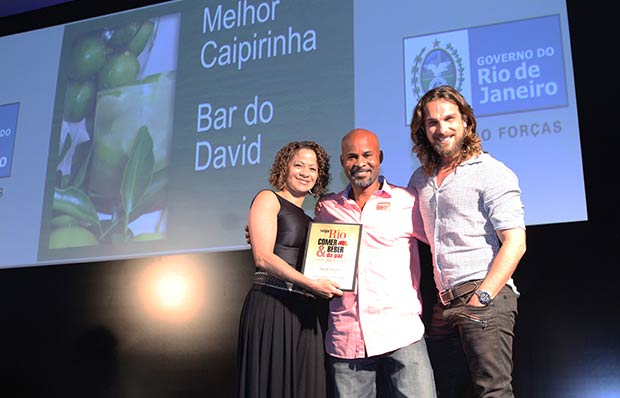 O ator Igor Rickli entrega o prêmio de Melhor Caipirinha ao Bar do David, do Morro da Babilônia<br> O ator Igor Rickli entrega o prêmio de Melhor Caipirinha ao Bar do David, do Morro da Babilônia<br>