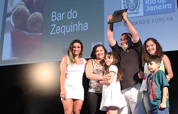 A ginasta Jade Barbosa entrega o prêmio de Melhor Petisco ao Bar do Zequinha, do Morro Dona Marta<br> A ginasta Jade Barbosa entrega o prêmio de Melhor Petisco ao Bar do Zequinha, do Morro Dona Marta<br>