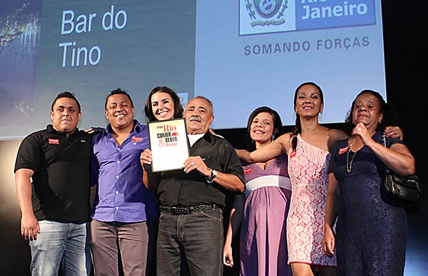 A apresentadora Glenda Kozlowski entrega o prêmio de Melhor Vista ao Bar do Tino<br>