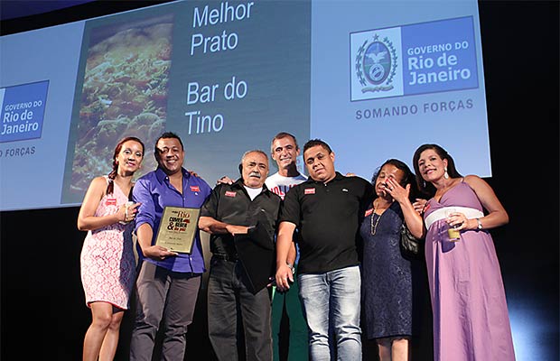 O carnavalesco Paulo Barros entrega o prêmio de Melhor Prato ao Bar do Tino<br>