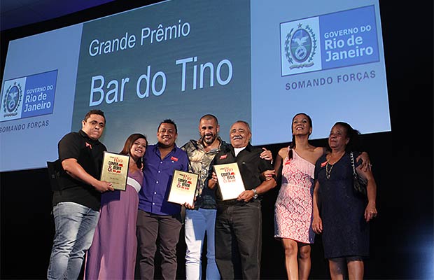 O coordenador do AfroReggae, José Junior, entrega o Grande Prêmio ao Bar do Tino<br>