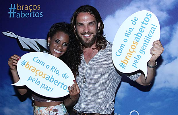 O ator Igor Rickli posa com a mulher, Aline Wirley, em aopio ao projeto Rio de Braços Abertos<br> O ator Igor Rickli posa com a mulher, Aline Wirley, em aopio ao projeto Rio de Braços Abertos<br>