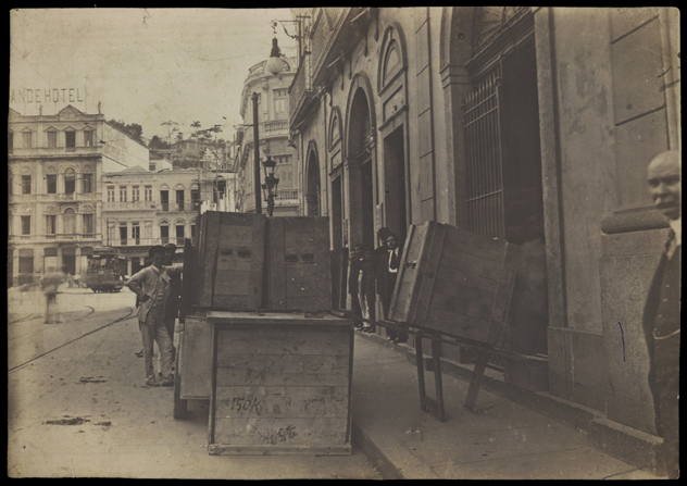 Mudança da Biblioteca Nacional do prédio da Rua do Passeio para a Avenida Rio Branco. Rio de Janeiro, 18 de janeiro de 1916