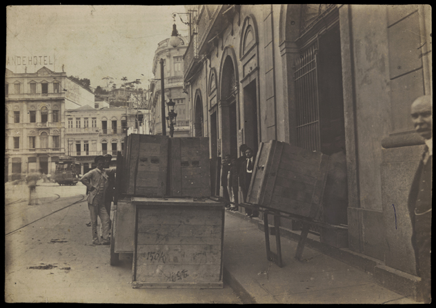 Mudança da Biblioteca Nacional do prédio da Rua do Passeio para a Avenida Rio Branco. Rio de Janeiro, 18 de janeiro de 1916 Mudança da Biblioteca Nacional do prédio da Rua do Passeio para a Avenida Rio Branco. Rio de Janeiro, 18 de janeiro de 1916
