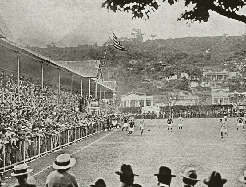 Trazido para o país pelos ingleses, o futebol logo ganhou o coração dos cariocas, especialmente depois dos primeiros campeonatos disputados entre as equipes dos clubes da cidade. Nesta partida, em 1925, no campo de General Severiano, o Botafogo se apresenta em dia de casa cheia.