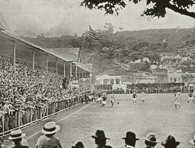 Trazido para o país pelos ingleses, o futebol logo ganhou o coração dos cariocas, especialmente depois dos primeiros campeonatos disputados entre as equipes dos clubes da cidade. Nesta partida, em 1925, no campo de General Severiano, o Botafogo se apresenta em dia de casa cheia. Trazido para o país pelos ingleses, o futebol logo ganhou o coração dos cariocas, especialmente depois dos primeiros campeonatos disputados entre as equipes dos clubes da cidade. Nesta partida, em 1925, no campo de General Severiano, o Botafogo se apresenta em dia de casa cheia.