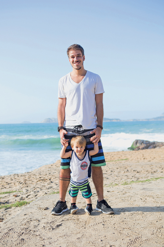 Pedro Bacellar (26 anos):o diretor comercial aproveita seu tempo livre curtindo o mar ao lado do filho Gabriel (1 ano e 7 meses).