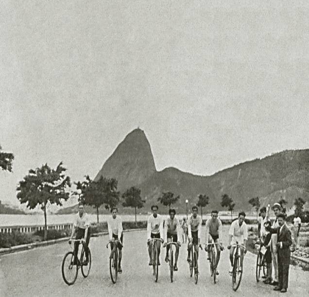Os clubes de ciclistas se espalharam por toda a cidade a partir de 1875. Este registro de 1924 mostra o grupo do Club Internacional de Cyclistas. O hábito de pedalar se tornou muito comum na área central, e o Campo de Santana chegou a ser transformado em local de competição.