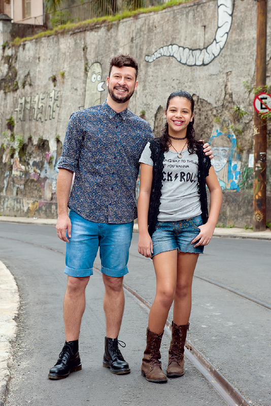 André Rodrigues (38 anos) e Isadora (10 anos): passear por Santa Teresa e aproveitar a última sessão do Cine Santa é o programa preferido da dupla. André Rodrigues (38 anos) e Isadora (10 anos): passear por Santa Teresa e aproveitar a última sessão do Cine Santa é o programa preferido da dupla.