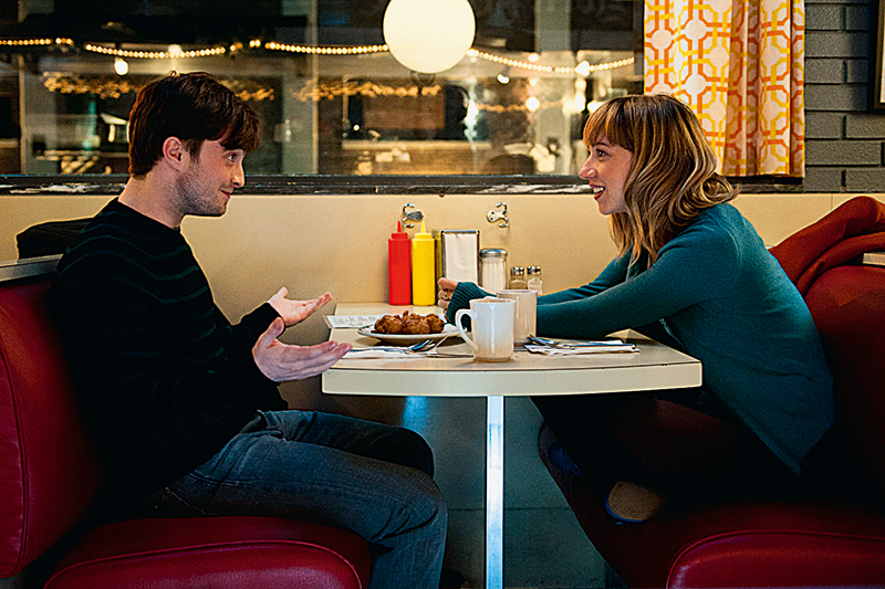 Wallace (Daniel Radcliffe) e Chantry (Zoe Kazan): entre a amizade e o amor