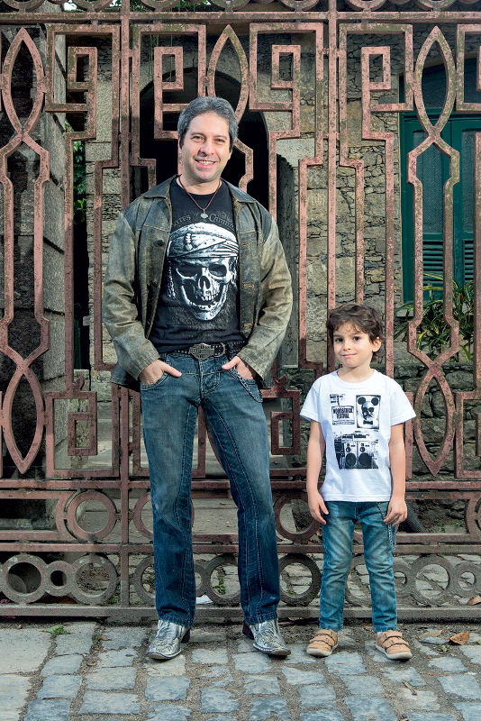 Eduardo Duarte (42 anos): louco por rock,o designer gráfico faz questão de apresentar sua paixão ao filho Patrick (5 anos), que já copia o jeito de vestir do pai. Eduardo Duarte (42 anos): louco por rock,o designer gráfico faz questão de apresentar sua paixão ao filho Patrick (5 anos), que já copia o jeito de vestir do pai.