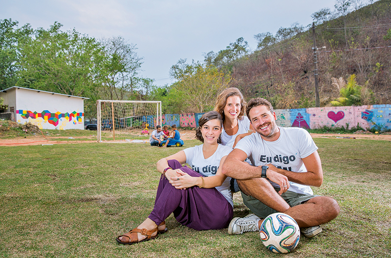 Julia com o casal Laura e Guilherme: nova quadra de futebol em abrigo de Nova Iguaçu