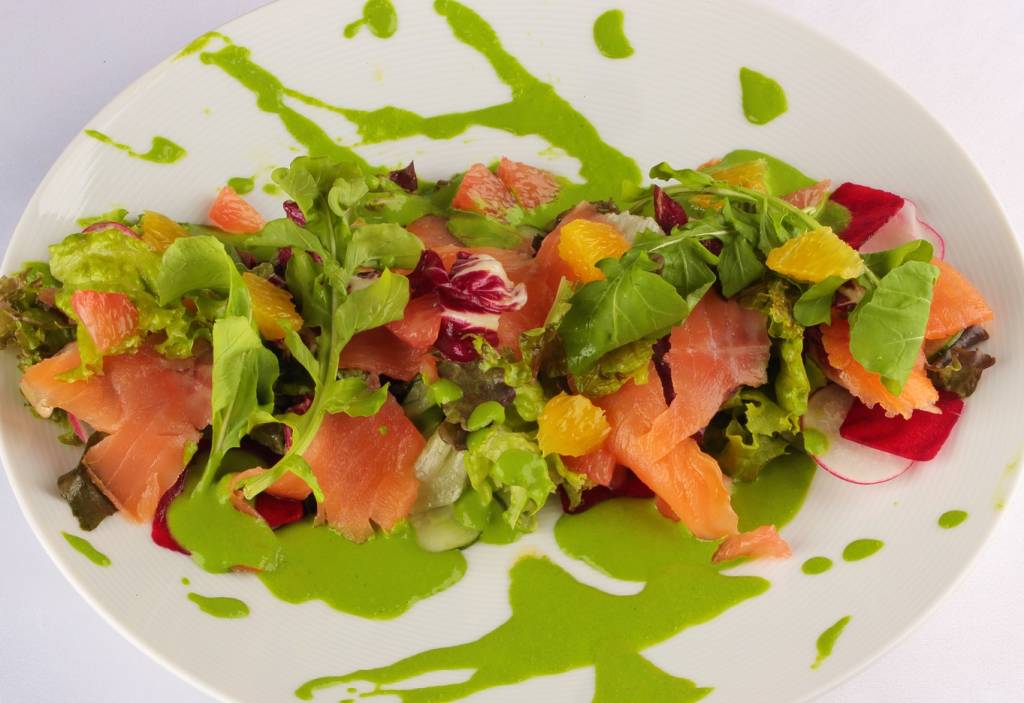 No Paris, a salada de salmão defumado ganha gomos de laranja e grapefruit: R$ 40,00