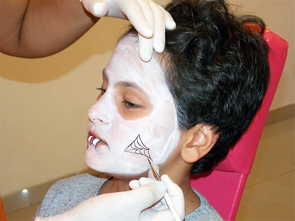 Como fazer maquiagem de vampiro Drácula: masculino, feminino e infantil