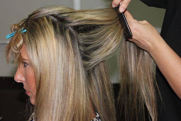 Separe o cabelo em quatro mechas. A de trás será presa em um rabo baixo e as outras três, do alto da cabeça, serão utilizadas para fazer a trança.<br> Separe o cabelo em quatro mechas. A de trás será presa em um rabo baixo e as outras três, do alto da cabeça, serão utilizadas para fazer a trança.<br>