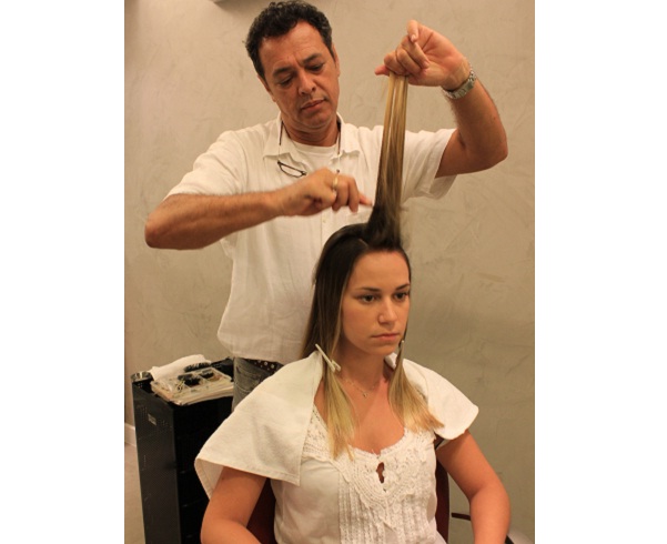 Após lavar e escovar os cabelos, separe uma mecha larga no topo da cabeça e reserve duas mechas mais finas acima de cada orelha. Na parte de cima, use um pente fino para dar volume aos fios, penteando-os na direção contrária de seu crescimento, formando u<br> Após lavar e escovar os cabelos, separe uma mecha larga no topo da cabeça e reserve duas mechas mais finas acima de cada orelha. Na parte de cima, use um pente fino para dar volume aos fios, penteando-os na direção contrária de seu crescimento, formando u<br>