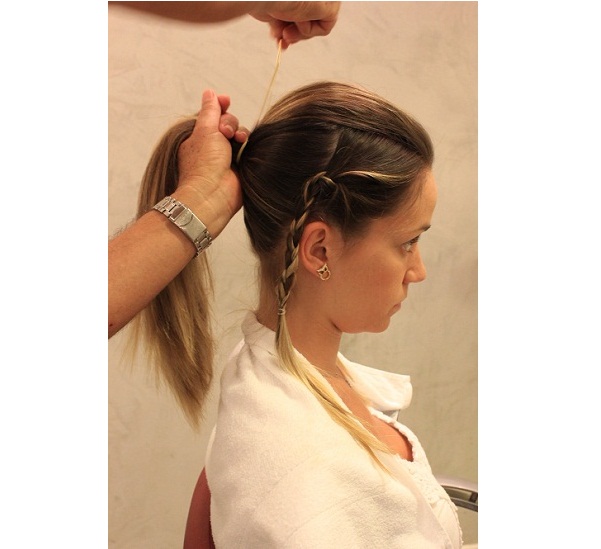 Com um elástico de borracha preso a dois grampos, prenda o cabelo na altura do grampo do topete, formando um rabo de cavalo. Deixe as tranças reservadas.<br> Com um elástico de borracha preso a dois grampos, prenda o cabelo na altura do grampo do topete, formando um rabo de cavalo. Deixe as tranças reservadas.<br>