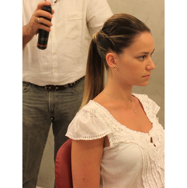 Aplique um spray fixador para que o penteado fique firme à cabeça, evitando o aparecimento de cabelos arrepiados.<br> Aplique um spray fixador para que o penteado fique firme à cabeça, evitando o aparecimento de cabelos arrepiados.<br>