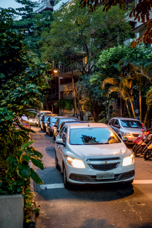 Fila de veículos na Desembargador Burle, no Humaitá: a dica é boa, mas afeta a tranquilidade da rua