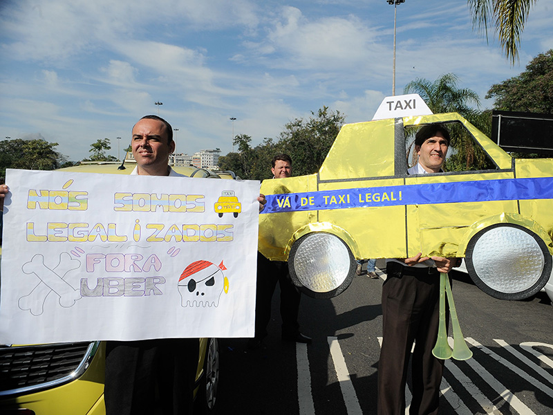 Taxistas protestam contra o aplicativo Uber no Rio