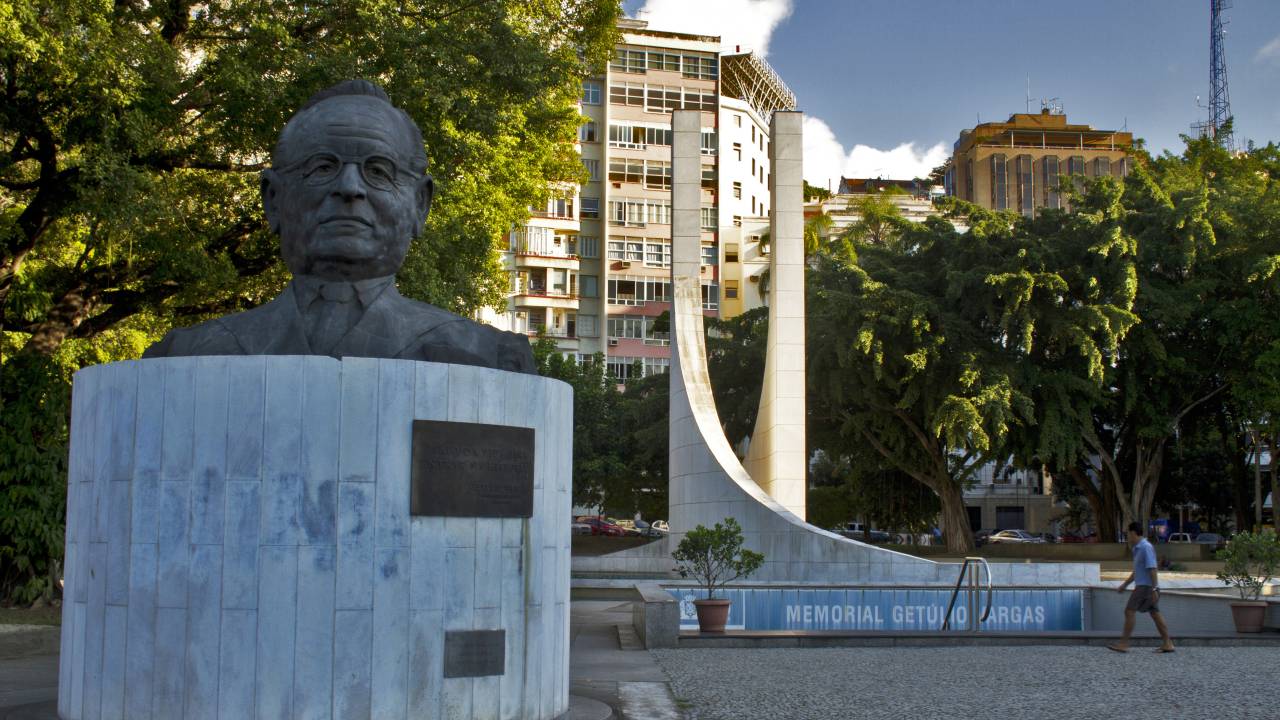 Praça Luís de Camões: área abriga o Cine Glória