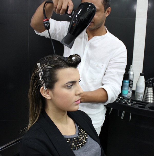 Seque toda a extensão do cabelo com o secador para o mousse secar mais rápido.<br>