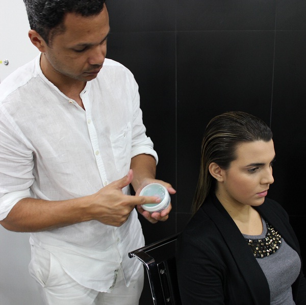 Quando os fios estiverem secos, aplique a cera Water Wax 03 da Redken no topo da cabeça para o aspecto molhado.<br>