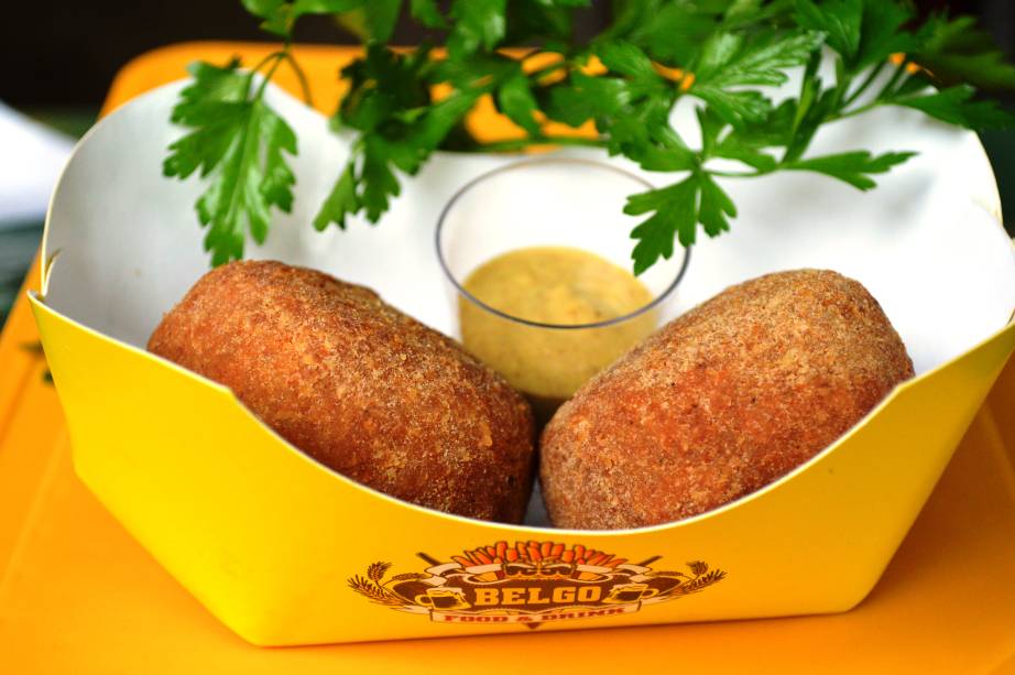 Croquete de carne em massa de cerveja do Belgo Truck