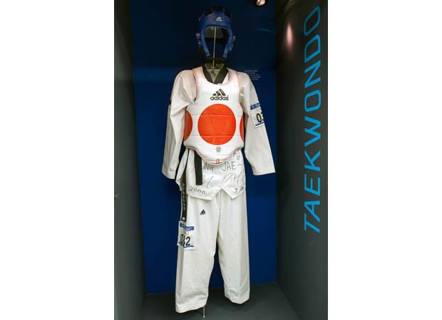 Equipamento utilizado pela sul coreana Sun Jung, medalha de ouro no taekwondo em Sydney, 2000<br>