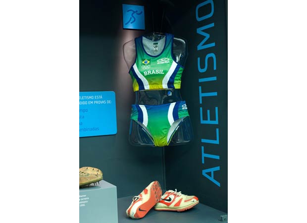 O uniforme e as sapatilhas com que Maurren Maggi foi campeã olímpica em Pequim, 2008<br>