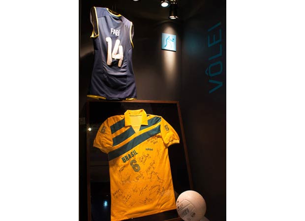 A camisa e a bola usadas pelo levantador Maurício, ouro com seleção de vôlei em Barcelona 1992<br>