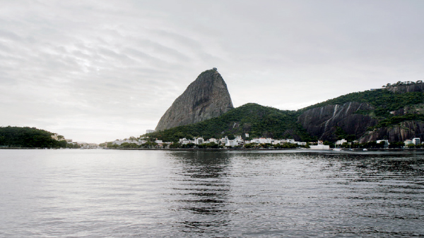 Primeiro momento: filmou-se, hoje, o Pão de Açúcar tal como é visto do Aterro do Flamengo