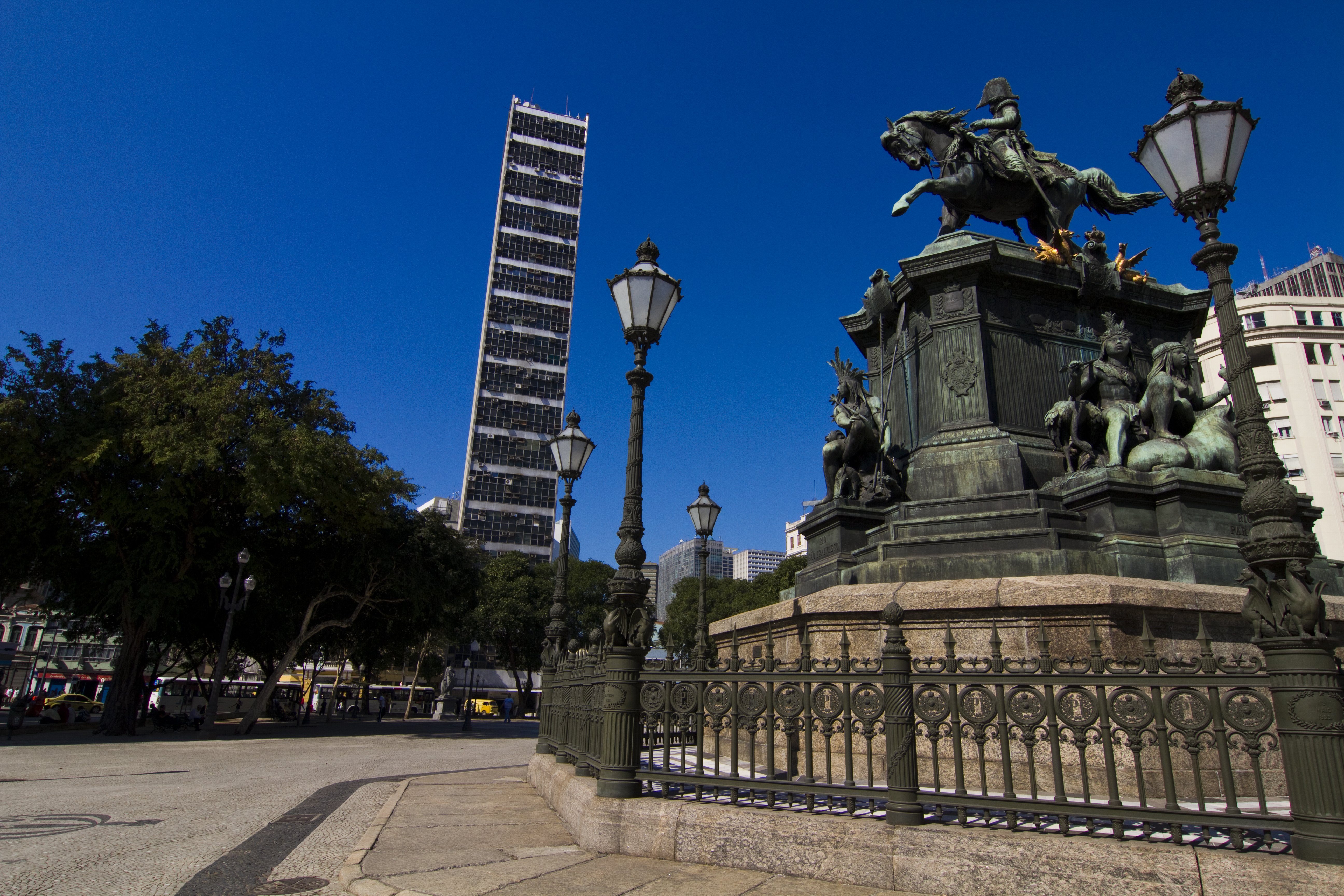 Praça Tiradentes é alvo de fiscalização após denúncia de Veja Rio
