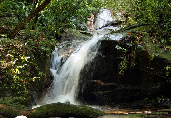 10 - Dar um mergulho na cachoeira do Horto