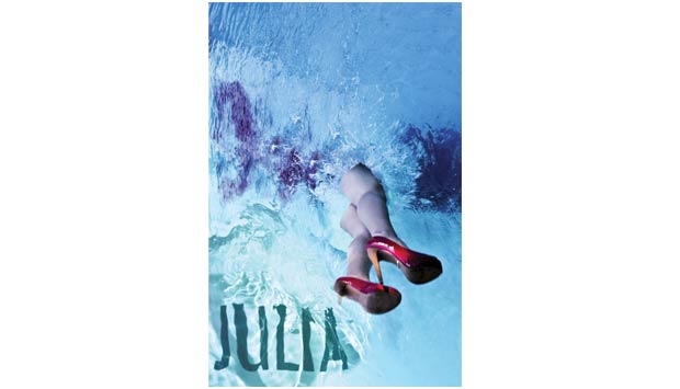 Buscamos nas fotos do set de filmagem uma imagem síntese da história para ser utilizada em todo o projeto gráfico: Júlia mergulhando vestida na piscina.<br>