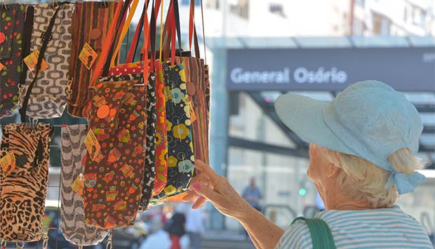 Cliente observa as bolsas expostas em uma das barracas na última edição realizada em Ipanema