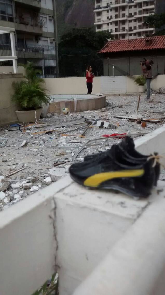 Os destroços da explosão em um prédio em São Conrado, na manhã de segunda (18)