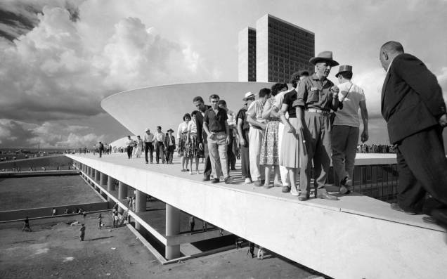 Populares sobre cobertura do palácio do Congresso Nacional no dia da inauguração de Brasília, 21 de abril de 1960: foto de Thomaz Farkas