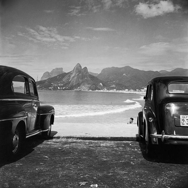 A Pedra da Gávea, o morro Dois Irmãos e as praias de Ipanema e do Leblon, Rio de Janeiro, 1952: foto de José Medeiros