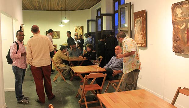 Os organizadores dividiram o espaço entre café, galeria e salão para shows