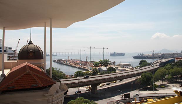 Do terraço do Museu de Arte do Rio é possível ver além da Região Portuária, obras do Museu do Amanhã e do Túnel do Binário