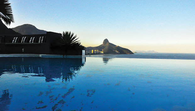 Morro Dois Irmãos visto da piscina do Hotel Boutique La Suite no Joá