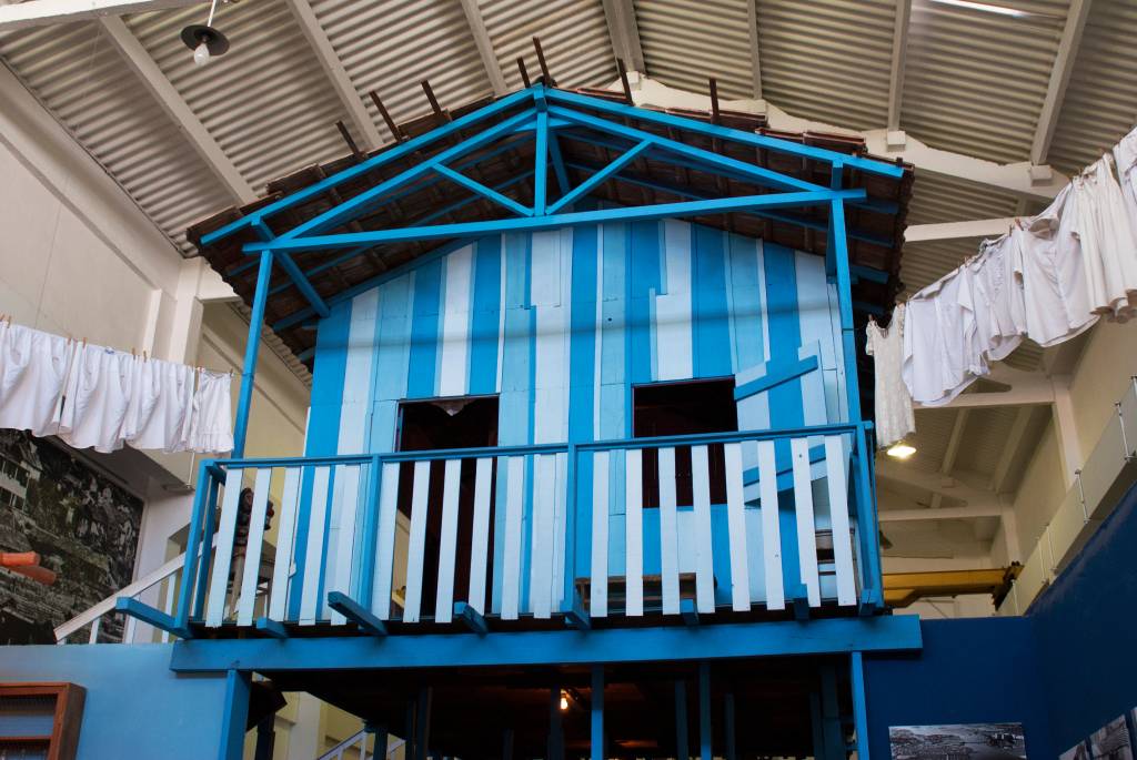 Museu da Maré: uma casinha de madeira, pintada de azul e branco