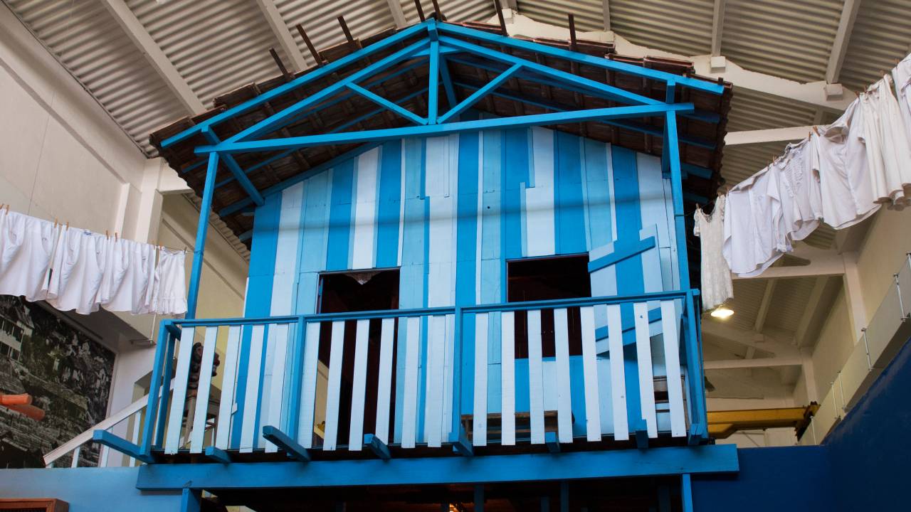 Museu da Maré: uma casinha de madeira, pintada de azul e branco