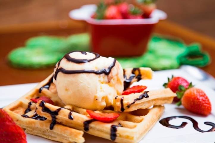 Waffle e geléia de morango caseira. #waffle #ximia #strawberryjam #gramado  #rs #pousadaquerencia